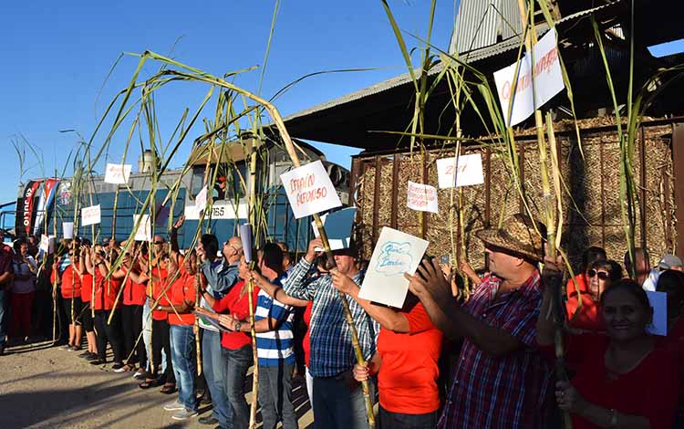Azucareros de Villa Clara en el acto de inicio de la zafra 2019-2020, en el central José María Pérez, de Camajuaní.