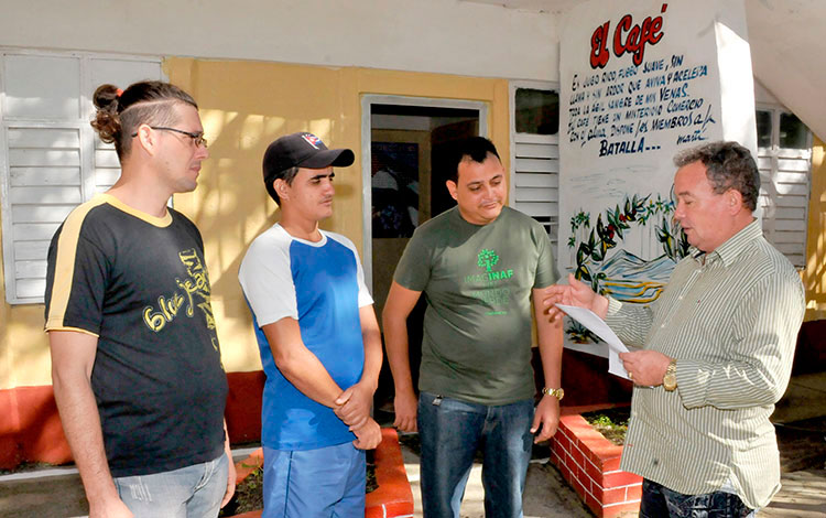 Ciro Sánchez Esmoris, director de la Estación Experimental Agroforestal de Jibacoa, y jóvenes de las Brigadas Técnicas Juveniles.