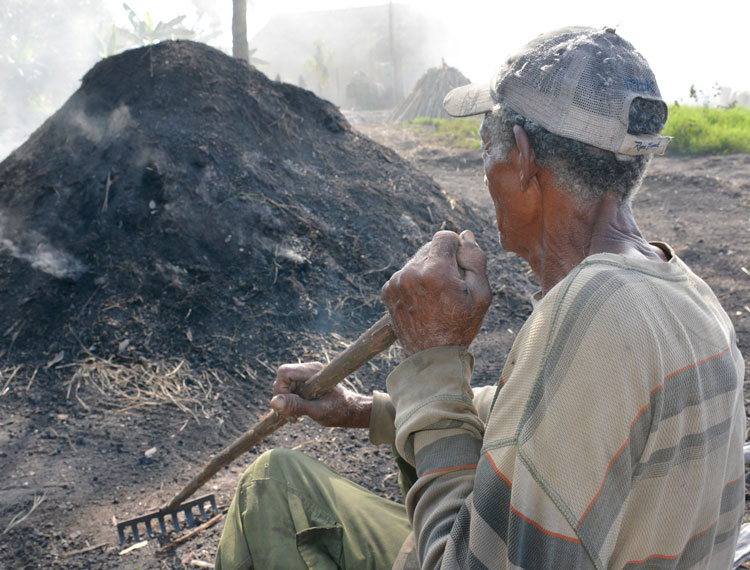 Carbonero cuida horno de carbón en Sabanas de Manacas, Villa Clara, Cuba.