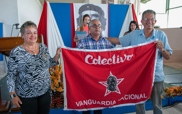 Bandera de Vanguardia Nacional al INIVIT