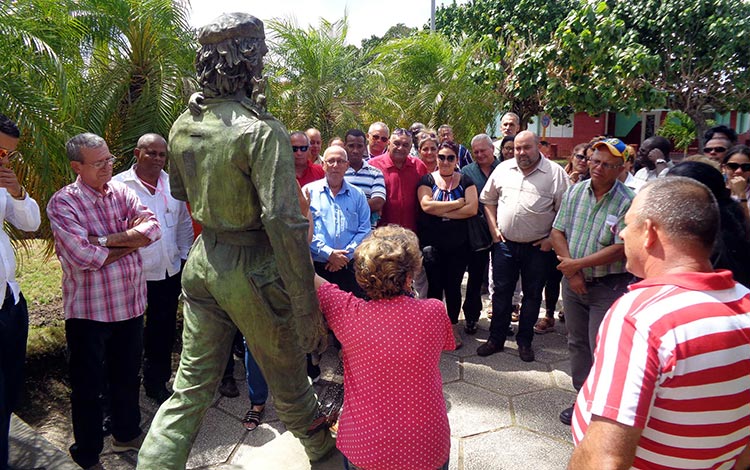 Directivos de Labiofam visitan Santa Clara.
