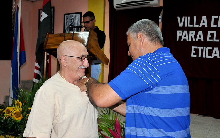 Doctor Rubén Moro recibe la distinción Juan Tomás Roig. Doctor Rubén Moro recibe la distinción Juan Tomás Roig.