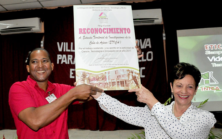 Delegada del Citma en Villa Clara entrega reconocimiento a la Etica.