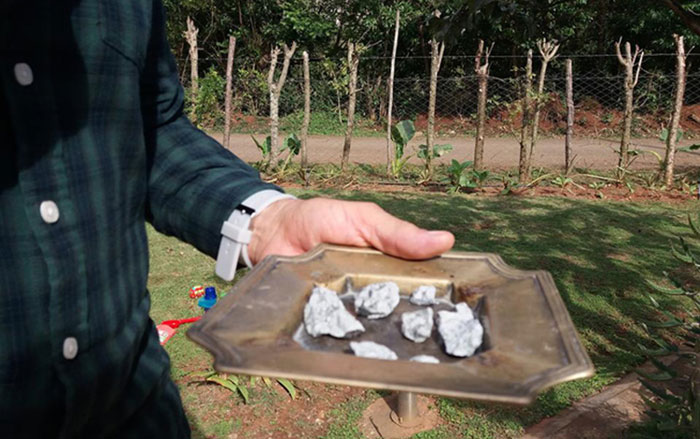 Fragmentos del posible meteorito caí­do en Pinar del Rí­o.