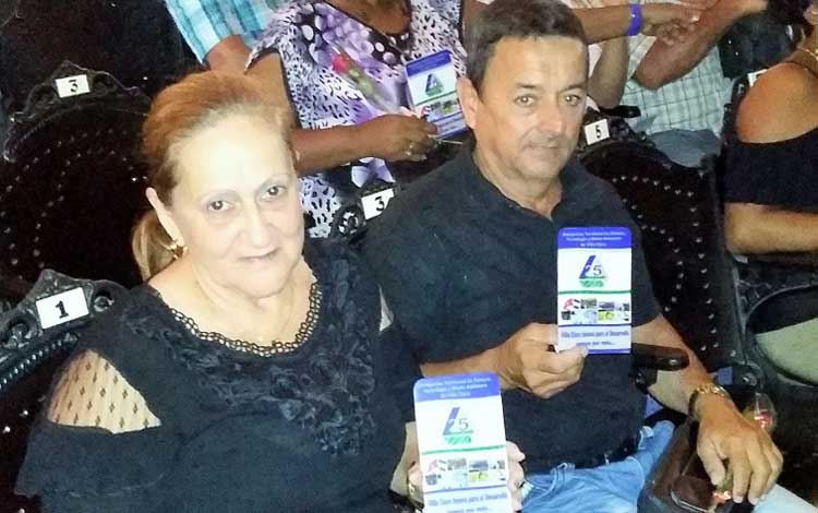 Sonia Hernández Méndez y Manuel Zamora García, trabajadores de la Oficina Territorial de Normalización