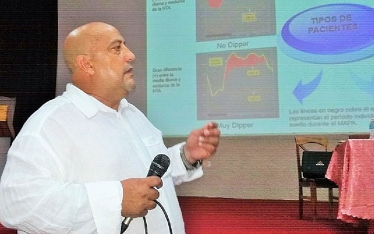 Dr. Luis Monteagudo Lima, del Cardiocenntro Ernesto Che Guevara, de Villa Clara.