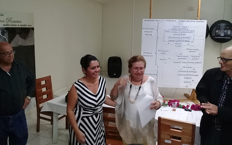 Momento en el que Mayra Guzmán Villavicencio recibe la calificación del jurado en la defensa del doctorado. Momento en el que Mayra Guzmán Villavicencio recibe la calificación del jurado en la defensa del doctorado.