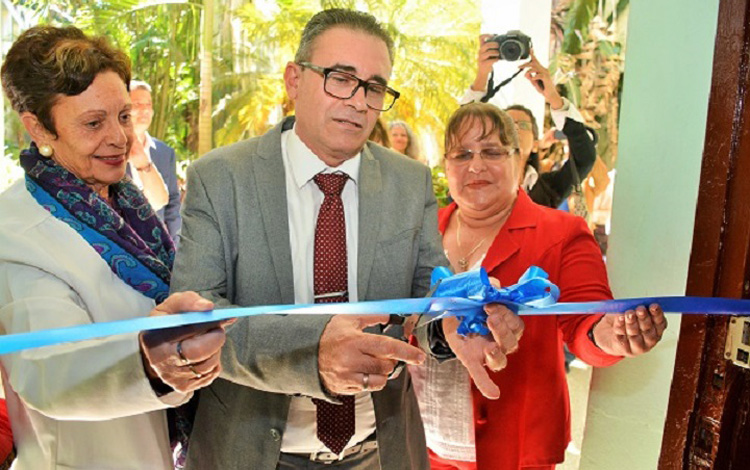 El presidente de la Academia de Ciencias de Cuba, Dr, Luis Velázquez Pérez, junto a las Dras. María del Carmen Velasco Gómez, delegada del Citma en Villa Clara, y Osana Molerio Pérez, rectora de la Universidad Central «Marta Abreu» de las Villas, respectivamente, dejaron inaugurada la filial villaclareña hace, justamente, un año.