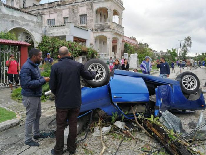 Auto severamente dañado durante tornado que afectó a La Habana el 27 de enero de 2019. Auto severamente dañado durante tornado que afectó a La Habana el 27 de enero de 2019.