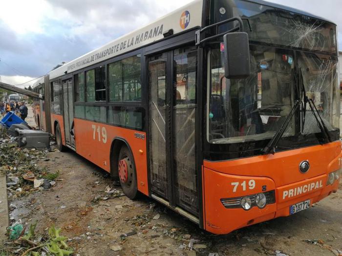 Guagua dañada durante tornado que afectó a La Habana el 27 de enero de 2019. Guagua deñada durante tornado que afectó a La Habana el 27 de enero de 2019.