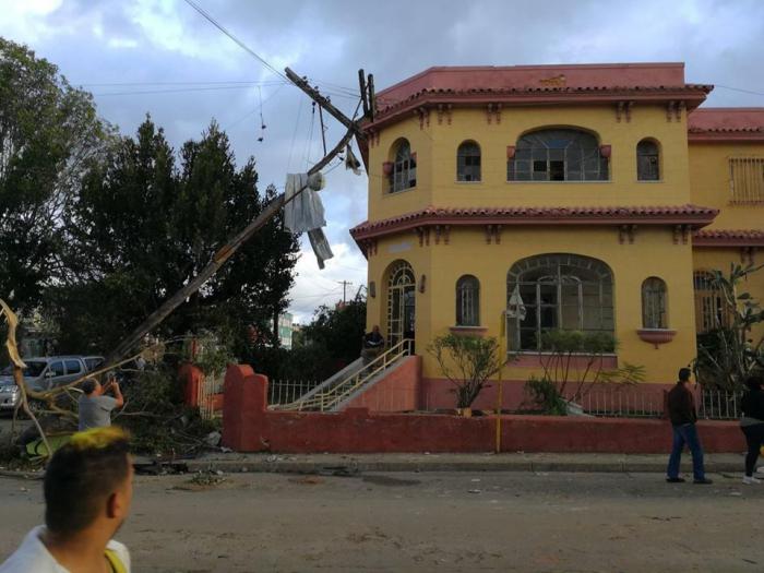 Poste derrumbado sobre casa durante tornado que afectó a La Habana el 27 de enero de 2019. Poste derrumbado sobre casa durante tornado que afectó a La Habana el 27 de enero de 2019.