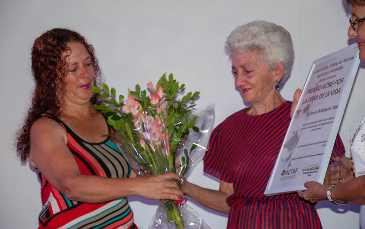 Oralia Eleonora Rodrí­guez López recibe el Premio de la Obra de la Vida..