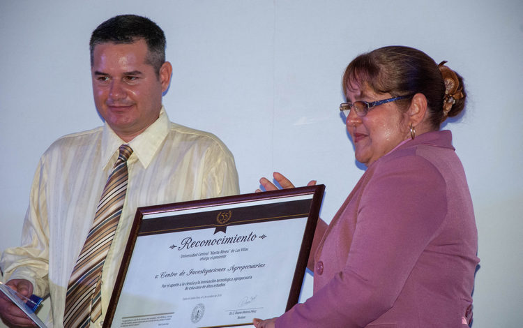 Osana Molerio Pérez, rectora de la UCLV, reconoce al Centro de Investigaciones Agropecuarias.