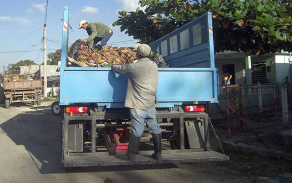 Recogida de desechos sólidos en Sagua la Grande.