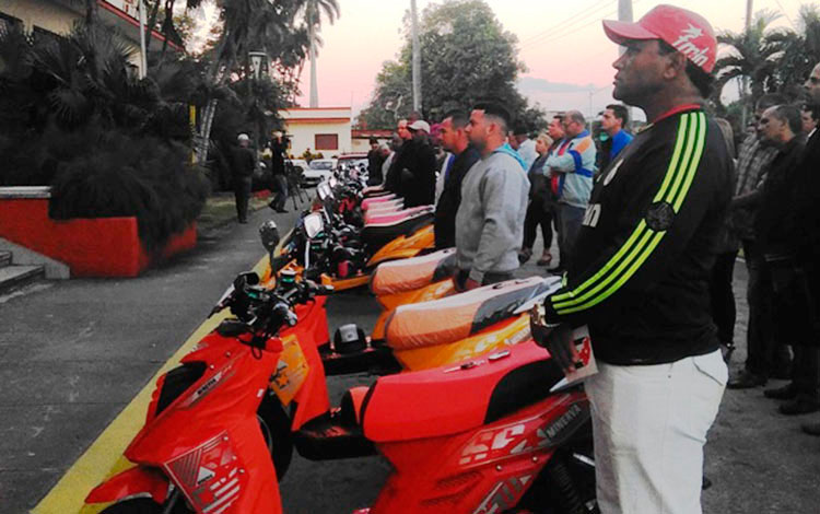 Acto de entrega de bicicletas eléctricas a jefes de zona de Santa Clara.