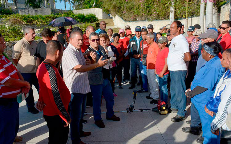 Trabajadores de Comunales dialogan con primer secretario del PCC en Villa Clara.