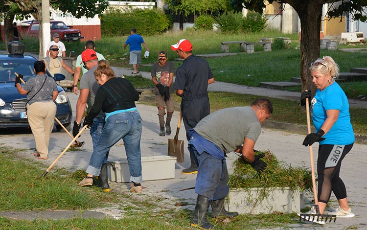 Jornada de limpieza e higienización en el reparto Escambray, de Santa Clara, Cuba.