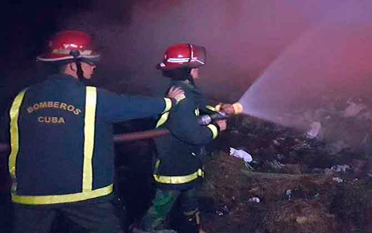 Incendio en vertedero municipal de Santa Clara Incendio en vertedero municipal de Santa Clara