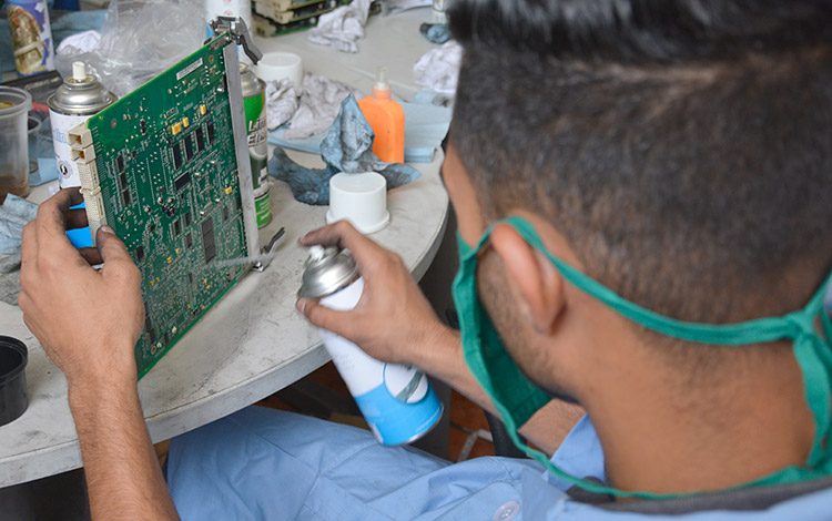 Técnicos de Etecsa trabajan en restablecimiento de radiobases para telefonía móvil.