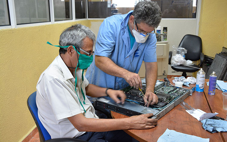 Técnicos de Etecsa trabajan en restablecimiento de radiobases para telefonía móvil.