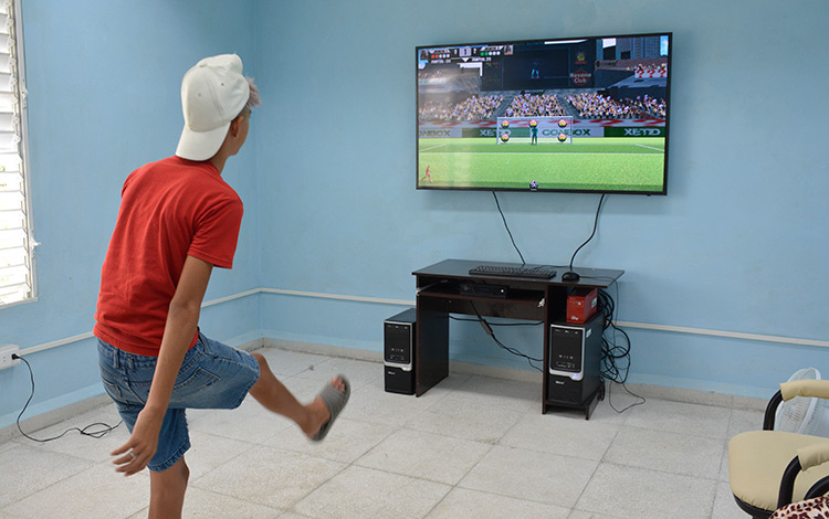 Niño en simulador de juego de fútbol. Niño en simulador de juego de fútbol.