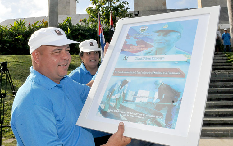 Director de Empresa de Construcción y Montaje recibe reconocimiento. Director de Empresa de Construcción y Montaje recibe reconocimiento.