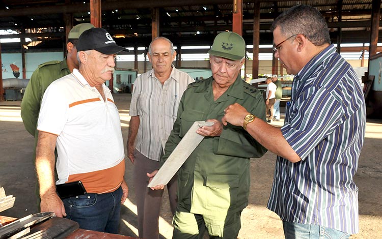 Joaquín Quintas Solá evalúa construcción de viviendas para damnificados por Irma en Villa Clara.