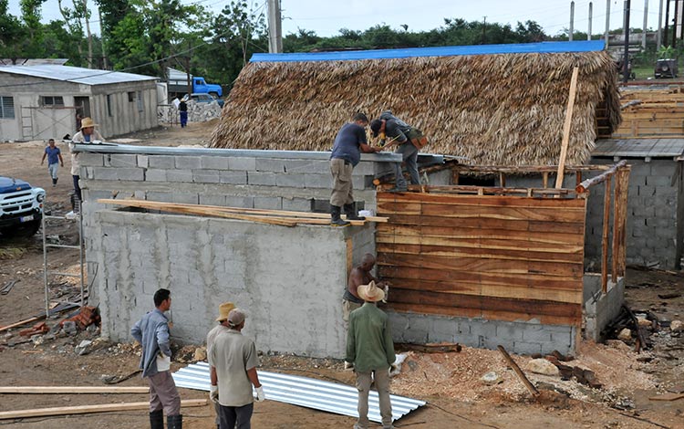 Construcción de viviendas para damnificados del huracán Irma en la comunidad de Emilio Córdova. Construcción de viviendas para damnificados del huracán Irma en la comunidad de Emilio Córdova.