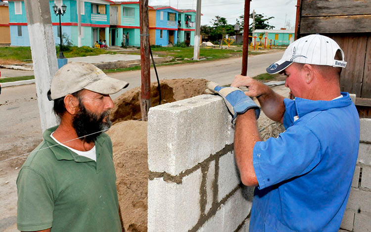 Vecino de Isabela de Sagua, en Villa Clara, reconstruye su vivienda.
