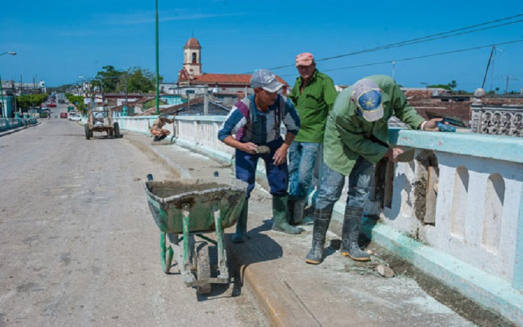 Los barandales de pilotes de hormigón, originales, son remozados. (Foto: SMB)