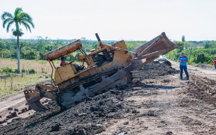 Riego de capa vegetal en los taludes para garantizar la compactación de la masa de tierra. (Foto: SMB)