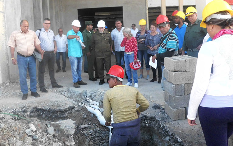 Comandante de la Revolución Ramiro Valdés Menéndez chequea labores constructivas en el Poligráfico Enrique Núñez Rodríguez, de Villa Clara. Comandante de la Revolución Ramiro Valdés Menéndez chequea labores constructivas en el Poligráfico Enrique Núñez Rodríguez, de Villa Clara.