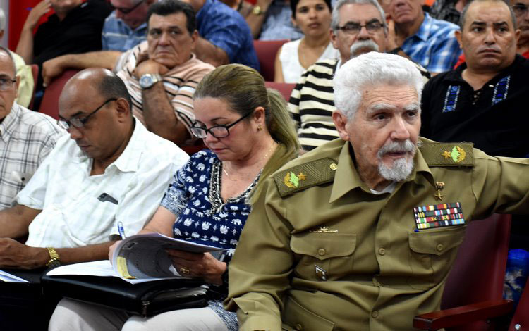 Ramiro Valdés Menéndez asiste a reunión de chequeo del Programa de la Vivienda en Villas Clara.