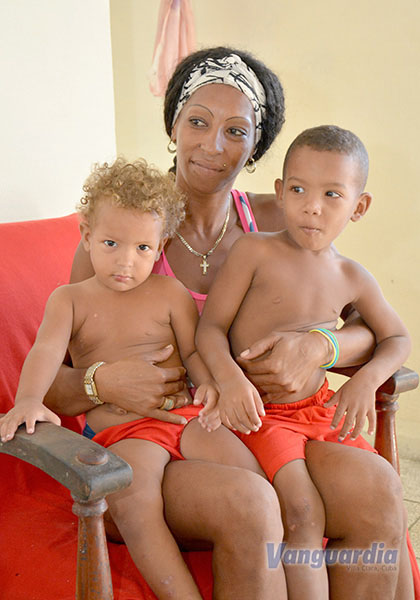 Madre con sus hijos disfruta de nueva vivienda en Santa Clara.