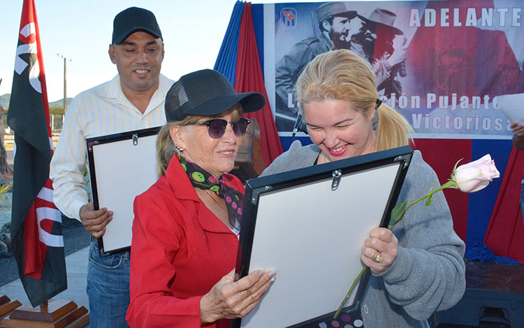 entrega de un reconocimiento a Arelis Pino Rodríguez en el Día del Constructor.
