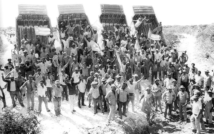 Trabajadores festejan el empate del pedraplén Caibarién-Cayo Santa Marí­a, el 15 de diciembre de 1994.