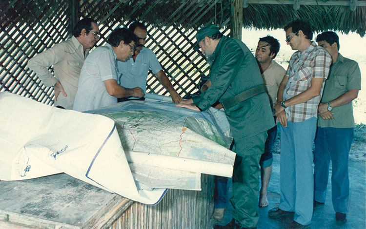 Fidel Castro evalúa proyecto del pedraplén Caibarién-Cayo Santa Marí­a, en cayo Fragoso.