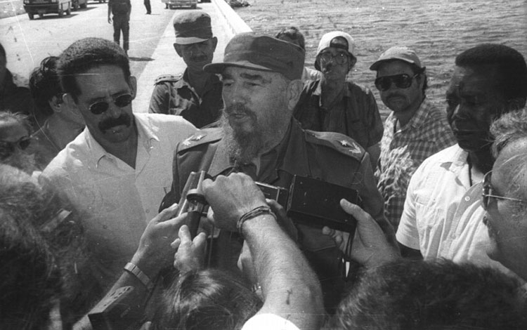 Fidel Castro Ruz dialoga con periodistas cubanos durante su visita al pedraplén Caibarién-Cayo Santa Marí­a, el 29 de septiembre de 1996.