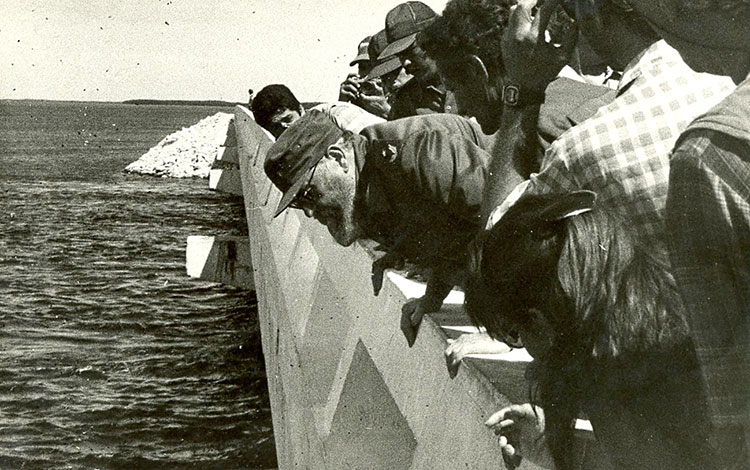 Fidel Castro Ruz en uno de los puentes del pedraplén Caibarién-Cayo Santa María.