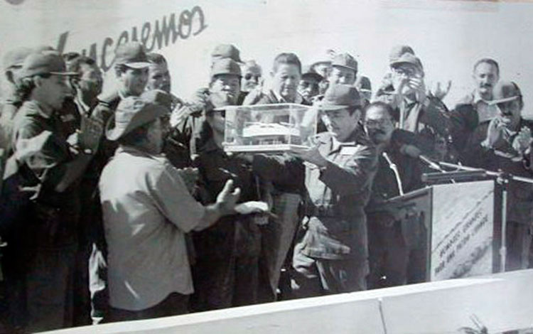 General de Ejército Raúl Castro Ruz entrega la Réplica del Yate Granma al contingente Campaña de Las Villas.