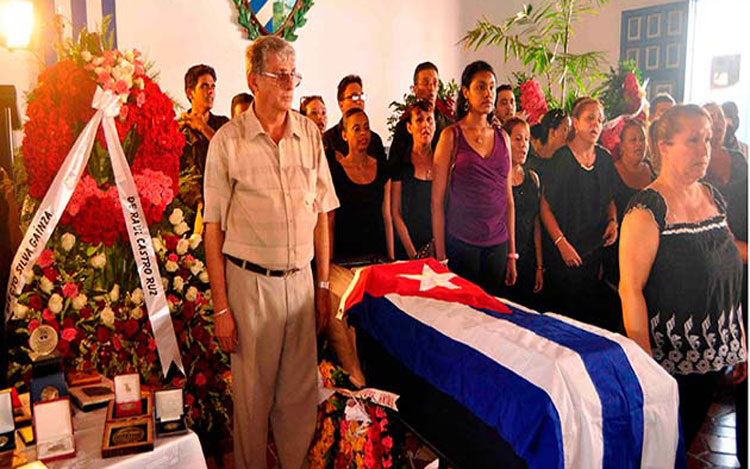 Ofrenda de Raúl para fallecido músico santiaguero Electo Silva