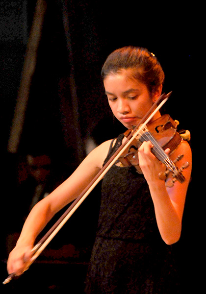 Joven violinista de la orquesta Chicago Consort.