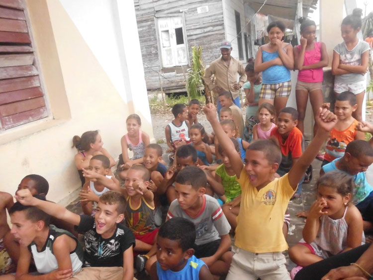 Niños de comunidades afectadas por huracán Irma disfrutan presentación de brigada artística. Niños de comunidades afectadas por huracán Irma disfrutan presentación de brigada artística.