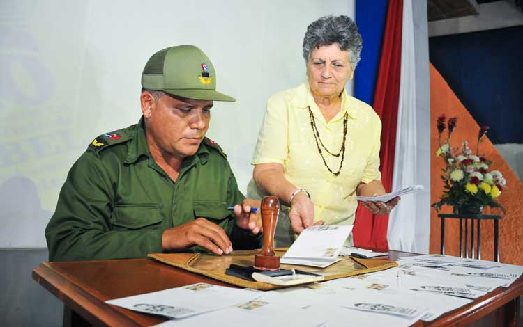 En la jornada de este 20 de octubre, Julio Ramiro Lima Corzo, primer secretario del Partido en la provincia, participó en la cancelación de un sello postal dedicado a Abel. (Foto: Ramón Barreras Valdés).