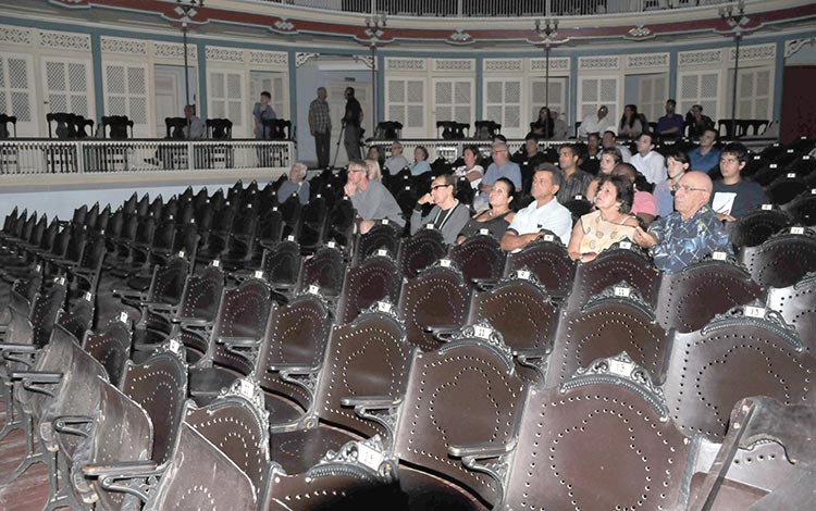 Público en concierto del Teatro Lírico Nacional de Cuba, en teatro La Caridad, Santa Clara. Público en concierto del Teatro Lírico Nacional de Cuba, en teatro La Caridad, Santa Clara.