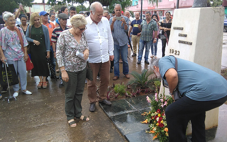 Colocación de ofrenca floral en honor a Enrique Núñez Rodríguez. Colocación de ofrenca floral en honor a Enrique Núñez Rodríguez.
