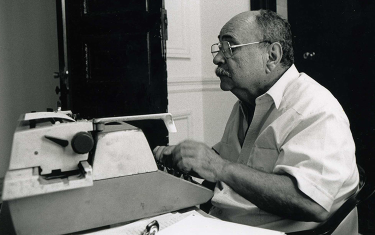 Enrique Núñez Rodríguez escribiendo. Enrique Núñez Rodríguez escribiendo.