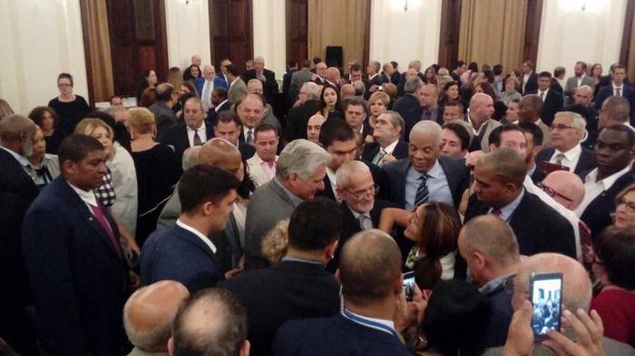 Miguel Díaz-Canel junto a cubanos residentes en Estados Unidos Miguel Díaz-Canel junto a cubanos residentes en Estados Unidos