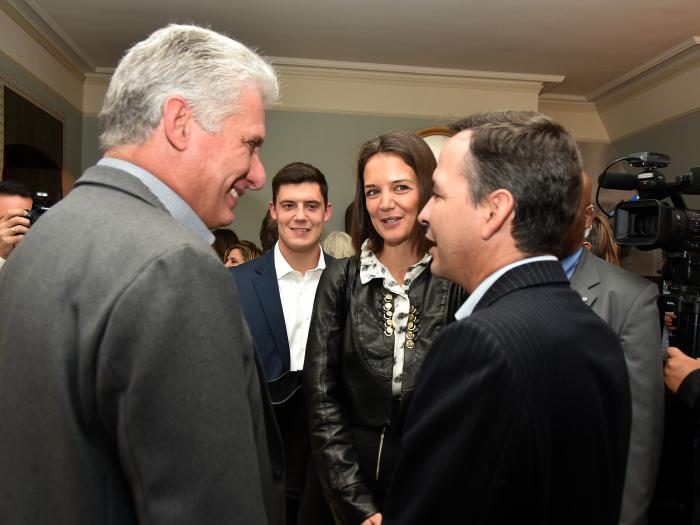 Miguel Díaz-Canel junto a Katie Holmes Miguel Díaz-Canel junto a Katie Holmes