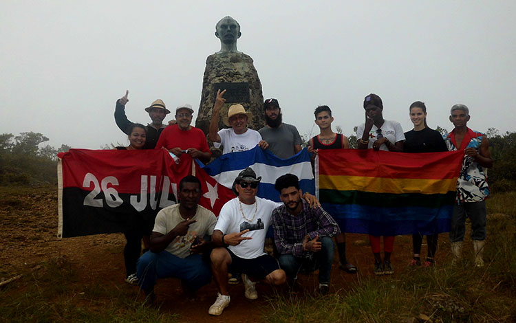 Ramón Silverio y un grupo de amigos en el Pico Turquino.